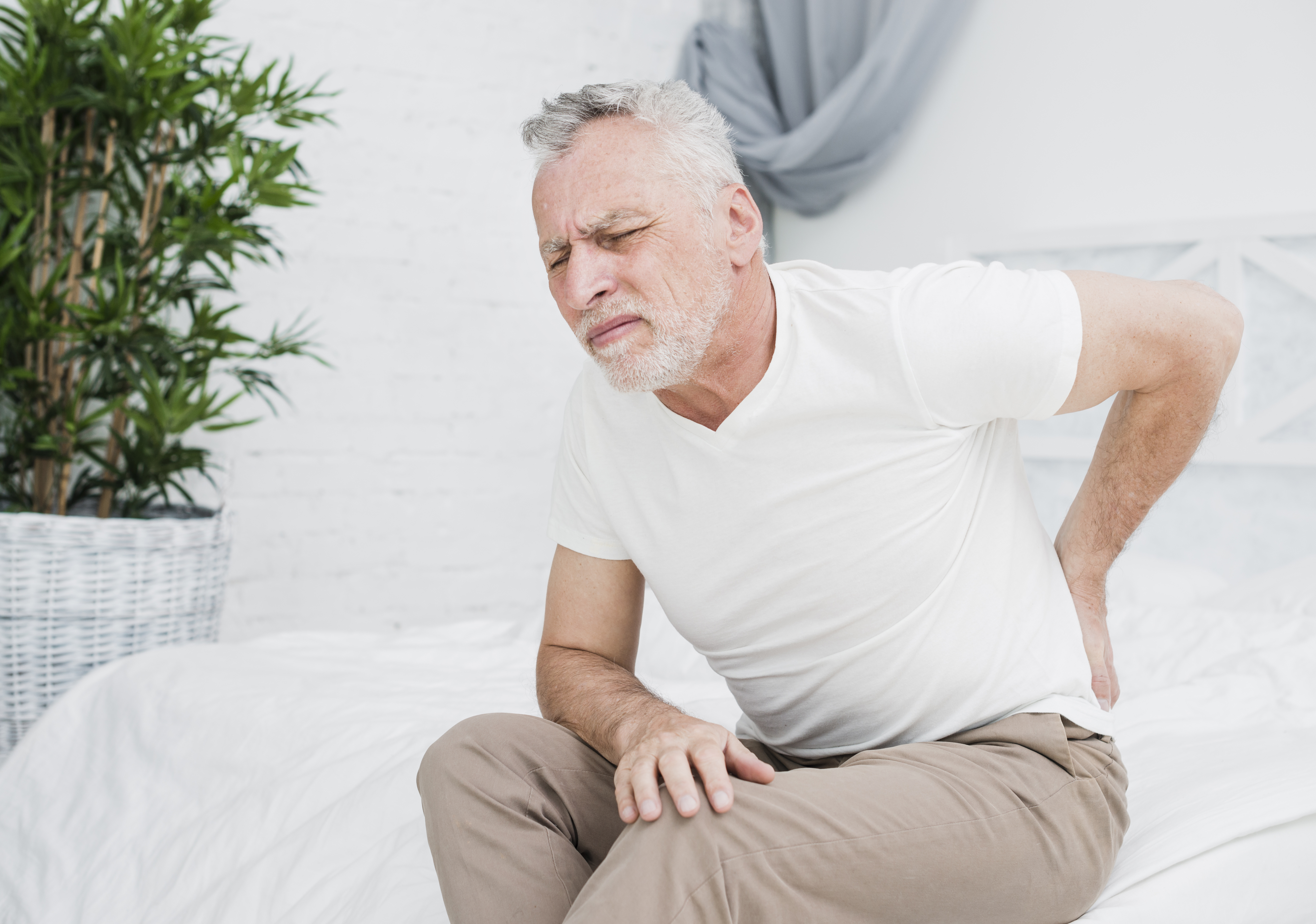 hombre-mayor-con-dolor-de-espalda